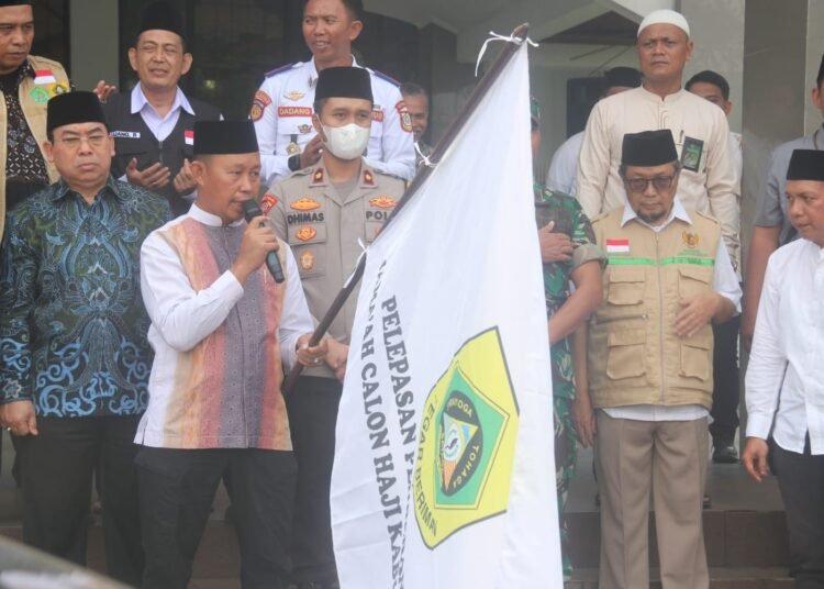 Lepas 430 Calon Jemaah Haji, Pemkab Bogor Ingatkan Petugas Bekerja dengan Baik