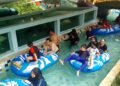 Liburan di Jungle Waterpark, Berenang Sambil Nikmati Akuarium Terpanjang