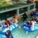 Liburan di Jungle Waterpark, Berenang Sambil Nikmati Akuarium Terpanjang