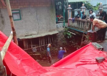 Tebing Jalan Setapak di Muarasari Longsor Mengancam Rumah Warga 