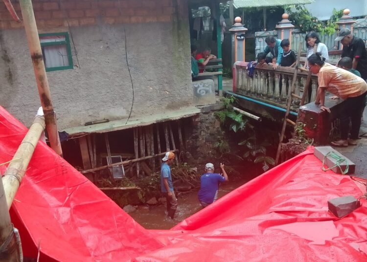 Tebing Jalan Setapak di Muarasari Longsor Mengancam Rumah Warga
