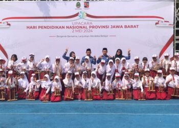 Di Hardiknas, Siswa SDN Muarasari 3 Tampil Energik Memainkan Angklung