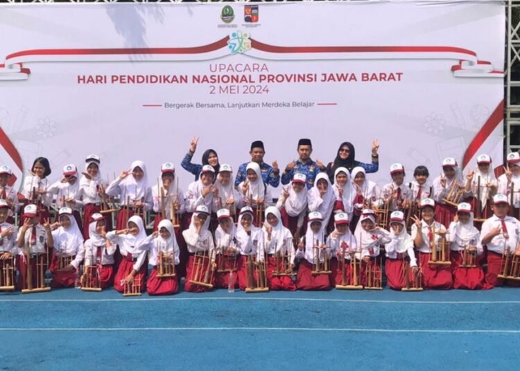 Di Hardiknas, Siswa SDN Muarasari 3 Tampil Energik Memainkan Angklung