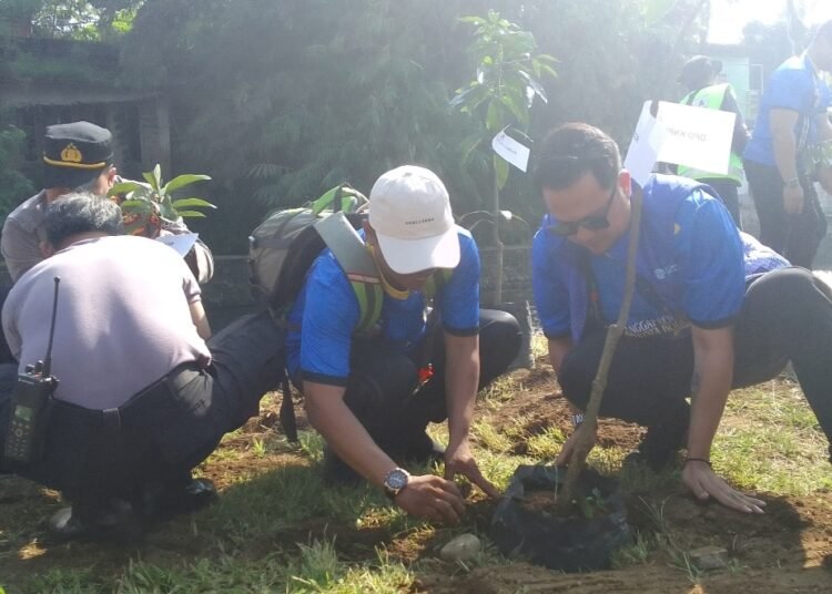 Jaga Lingkungan, PETA DPD Kota Bogor Bersihkan Sungai Ciliwung dan Tanam Pohon