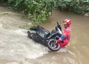 Bikin Geleng-geleng, Pemotor Nekat Terobos Sungai hingga Tenggelam dan Alami Luka