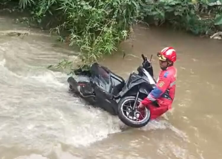 Bikin Geleng-geleng, Pemotor Nekat Terobos Sungai hingga Tenggelam dan Alami Luka