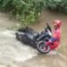 Bikin Geleng-geleng, Pemotor Nekat Terobos Sungai hingga Tenggelam dan Alami Luka