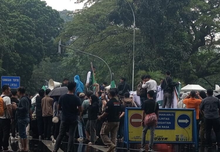Stop Kriminalisasi Para Aktivis, HMI Gelar Unjuk Rasa Depan Istana Bogor
