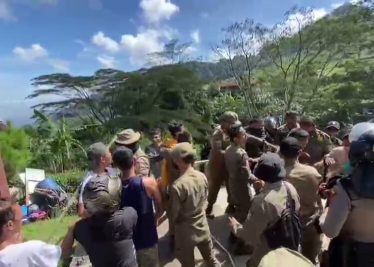 Bentrok dengan PKL di Puncak, 3 Petugas Satpol PP Terluka 