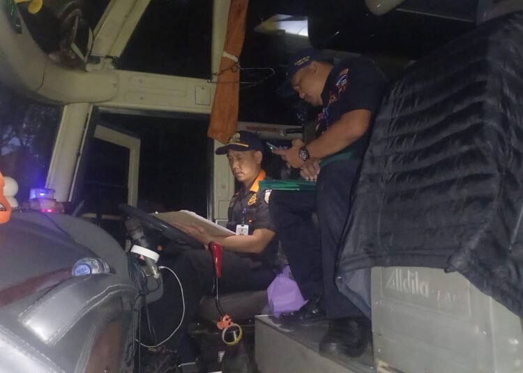 Kerja Ekstra Petugas Dishub Ramp Check Bus Study Tour