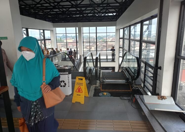 Sudah Tiga Minggu Eskalator Skybridge Bojonggede Rusak, Warga Pengguna KRL Terganggu
