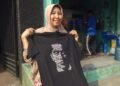 Momen Warga Kebon Pedes Dapat Kaus Hitam Bertuliskan Wajah Jokowi