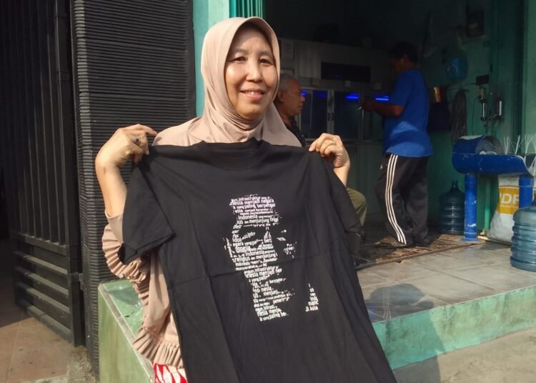 Momen Warga Kebon Pedes Dapat Kaus Hitam Bertuliskan Wajah Jokowi 