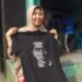 Momen Warga Kebon Pedes Dapat Kaus Hitam Bertuliskan Wajah Jokowi