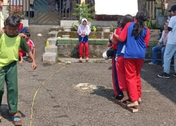 Saat Mahasiswa LSPR Mengenalkan Permainan Tradisional di Desa Pasir Eurih