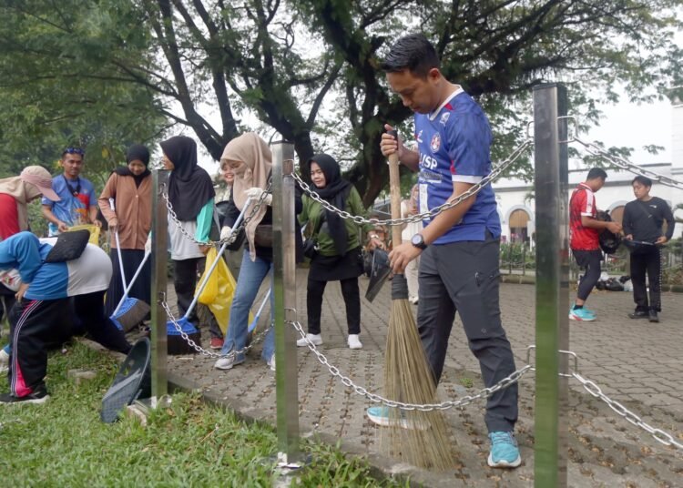 Mulai “Tebar Pesona” Bacawalkot Sendi Fardiansyah Bebersih Alun-alun Kota Bogor Bareng Warga
