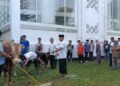 DKM Masjid Agung Al Isra Kota Bogor saat melaksanakan pemotongan hewan kurban di Hari Raya Idul Adha 1445 Hijriah.