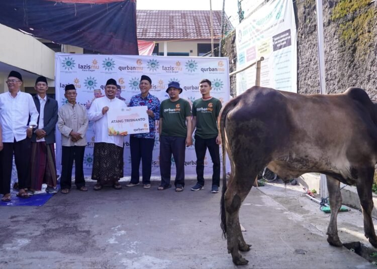 Momen Atang Trisnanto Potong Hewan Kurban Hasil Menabung Setahun