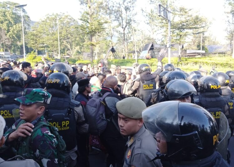 Penertiban 331 PKL Puncak Berjalan Panas, Petugas dan Pedagang Saling Dorong