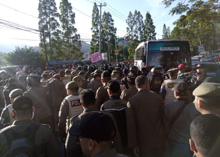 Dianggap Anarkis, Petugas Amankan Dua Orang Saat Penertiban PKL Puncak