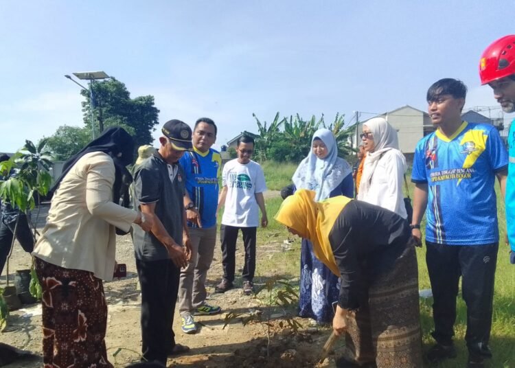 Lestarikan Alam, Ramai-ramai Tanam Pohon di Kayumanis