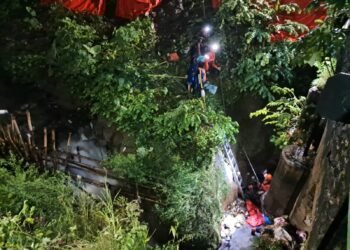 Petugas Gabungan Evakuasi Jenazah Pria di Kali Cidepit Kota Bogor 