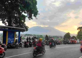 Nongkrong Sambil Lihat Matahari Terbenam, Mampir ke Pengkolan Mbah Dalem Batutulis 