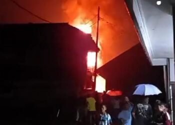 Lima Kendaraan Diterjunkan, Damkar Padamkan Api di Bangunan Berisi Ban Bekas Selama 2,5 Jam