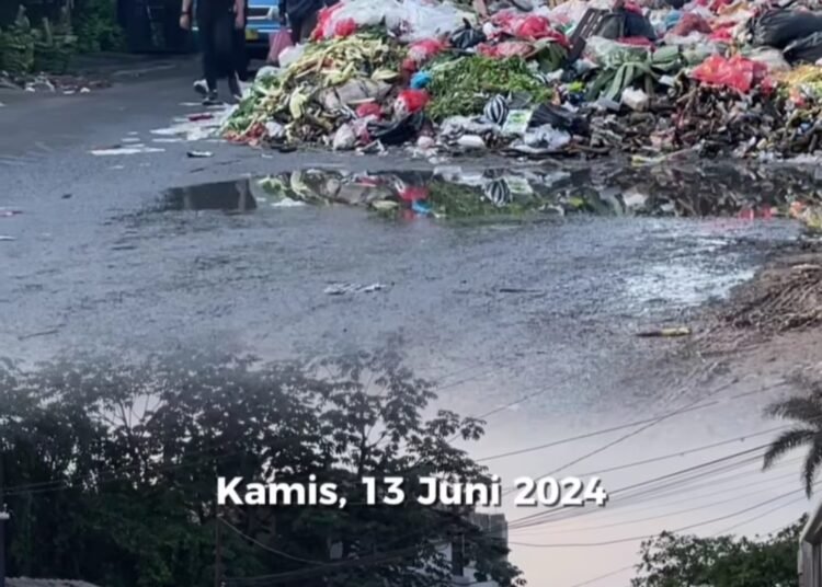 Usai Disorot Bima Arya, DLH Bersihkan Tumpukan Sampah di TPS Pasar Merdeka