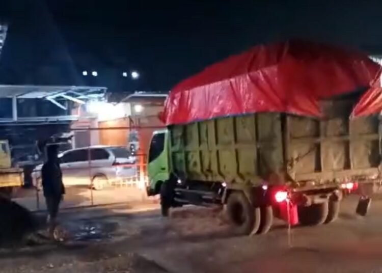 Dijadikan “Tempat Pembuangan” Warga Rumpin Blokade Puluhan Truk Pengangkut Sampah
