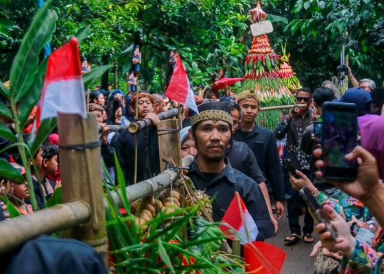 Sidekah Bumi di Lembur Sawah Jadi Daya Tarik Turis Mancanegara