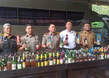 Ribuan Botol Miras Ilegal Dimusnahkan Satpol PP Kota Bogor