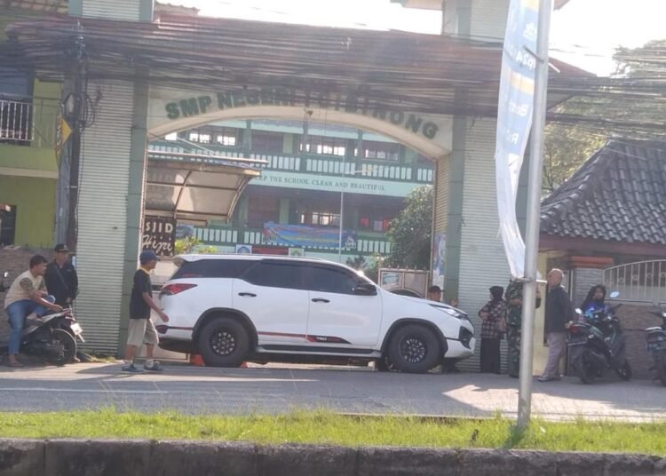 Kesal Anaknya Tak Lolos PPDB, Anggota Ormas Parkirkan Kendaraannya di Depan Gerbang SMPN 1 Cibinong 