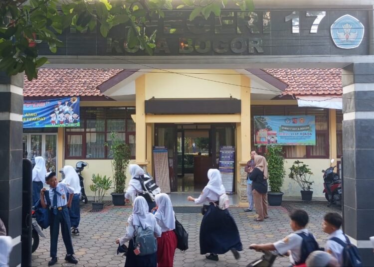 Cerita Orang Tua yang Mengawal Anaknya MPLS