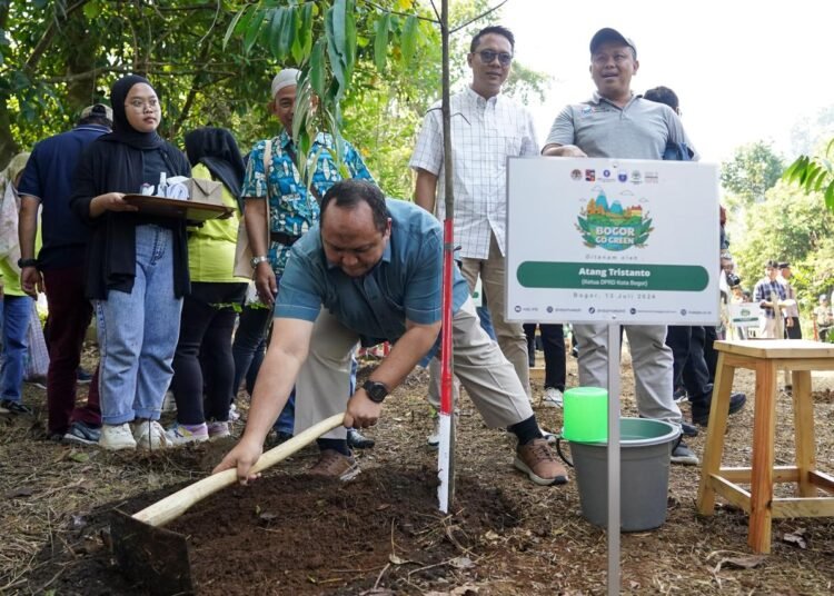 Momen Atang Trisnanto Bersama HAE-IPB Lestarikan Kawasan Situ Gede