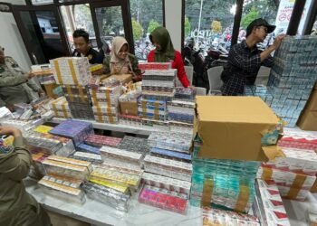 Petugas Gabungan Sita Ribuan Rokok Ilegal di Kota Bogor 
