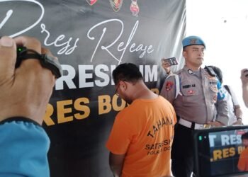 Pelaku pemerasan terhadap pejabat Disdik Kabupaten Bogor tertunduk di Mako Polres Bogor. Foto : (Abilly Muhamad)