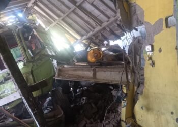 Diduga Hilang Kendali, Dua Kendaraan Tabrak Rumah Warga di Cileungsi