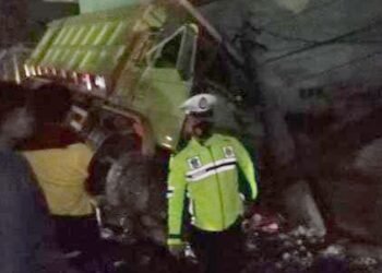 Kronologi Truk Tambang Tabrak Tiang Listrik-Pagar Rumah Warga di Parungpanjang