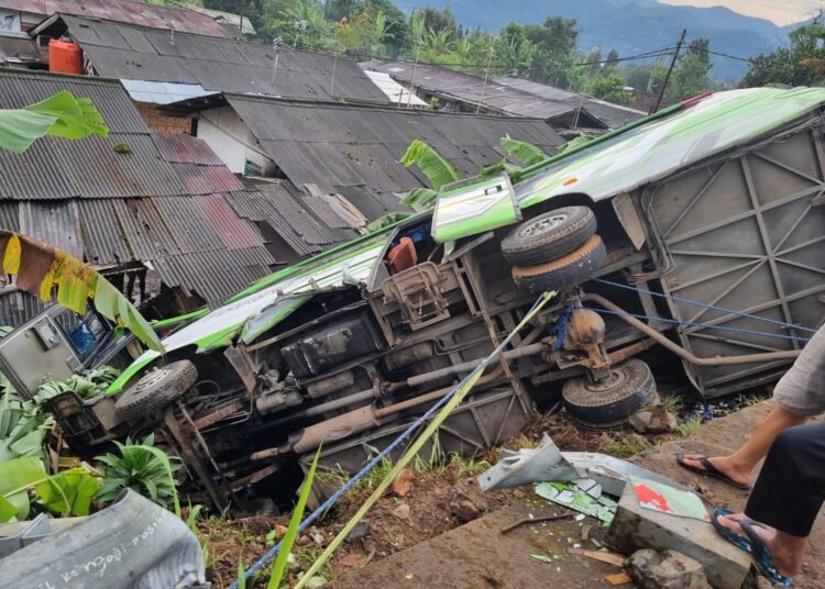 Bus Rombongan Keluarga dari Jakarta Kecelakaan di Cisarua Bogor 