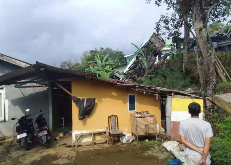 Rumah Warga Rusak Parah Akibat Kecelakaan Bus di Cisarua Bogor