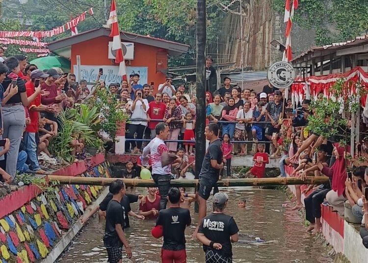 Meriahkan HUT RI, Bima Arya Adu Gebuk Bantal dengan Warga Kampung Warban 