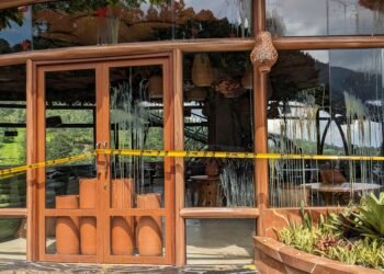 Pemkab Diskriminatif, Sejumlah Pedagang Lempari Restoran Astro Puncak dengan Telur