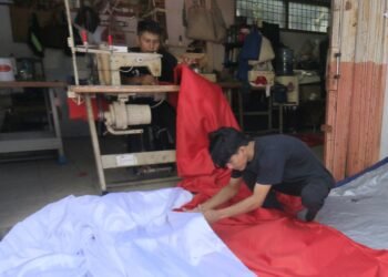 Mengintip Penjahitan Bendera Raksasa untuk Kirab Merah Putih 