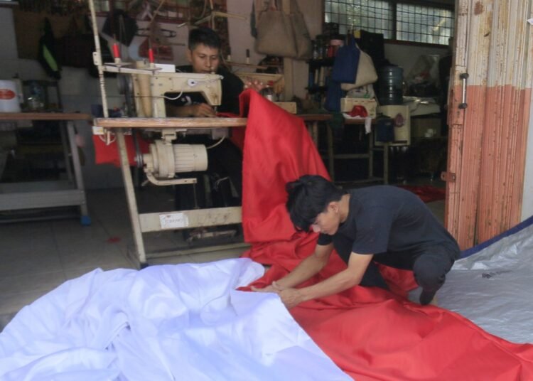 Mengintip Penjahitan Bendera Raksasa untuk Kirab Merah Putih
