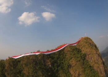 Kirab bendera merah putih di Gunung Batu