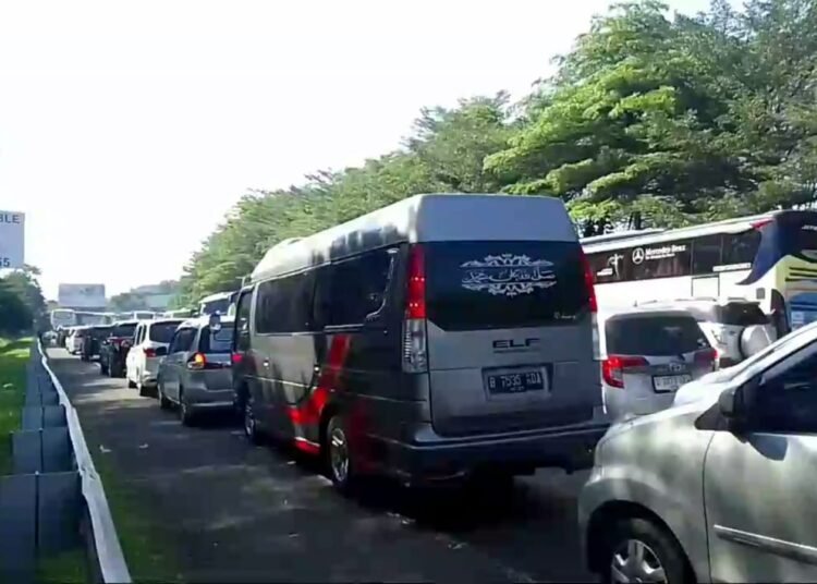 Kondisi lalu lintas di menuju kawasan wisata Puncak, Kabupaten Bogor (Apiw Azfeer)