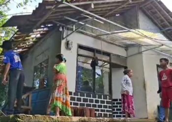 Puting Beliung Sapu Rumah Warga di Desa Tangkil