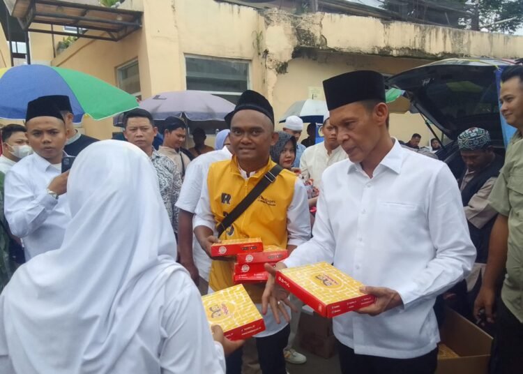 Di Ciawi, Jaro Ade Bersama Relawan RAJA Bagikan Makanan Gratis