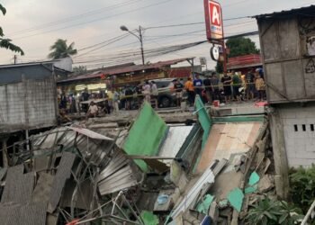 Diterjang Longsor, Lima Kios di Bantaran Kalibaru Bojonggede Hancur